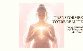 Femme entourée d’une lumière douce symbolisant la guérison énergétique et la transformation intérieure.